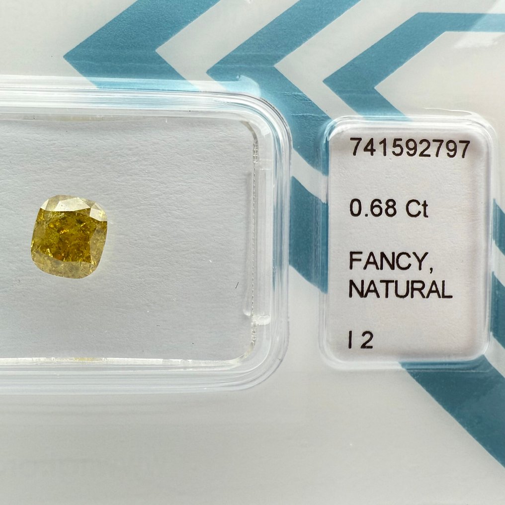 Ingen reservasjonspris - 1 pcs Diamant (Naturfarget) - 0.68 ct - Pute - Fancy intense Gul - I2 - Det internasjonale gemologiske institutt (IGI) #1.0