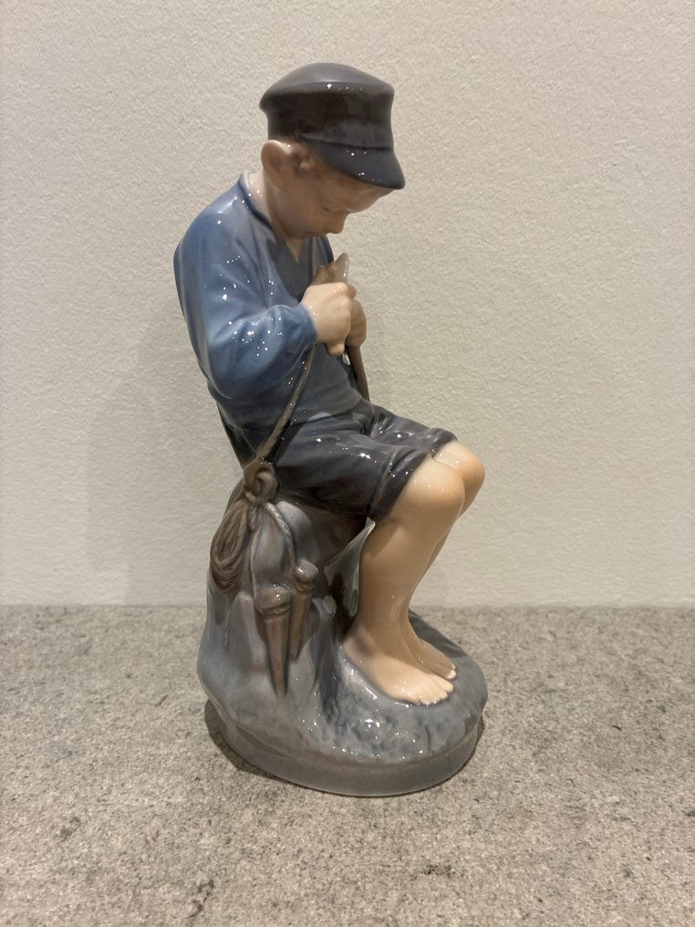 Royal Copenhagen - Figurine - Boy whittling a stick - Porcelain #1.0
