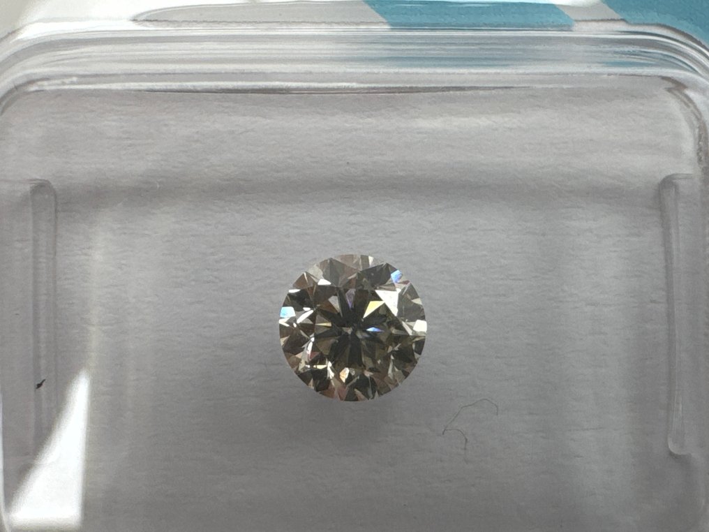 Utan reservationspris - 1 pcs Diamant  (Naturligt färgad)  - 0.49 ct - Rund - Fancy light Grönaktig, Brunaktig, Gul - SI1 - International Gemological Institute (IGI) #1.0