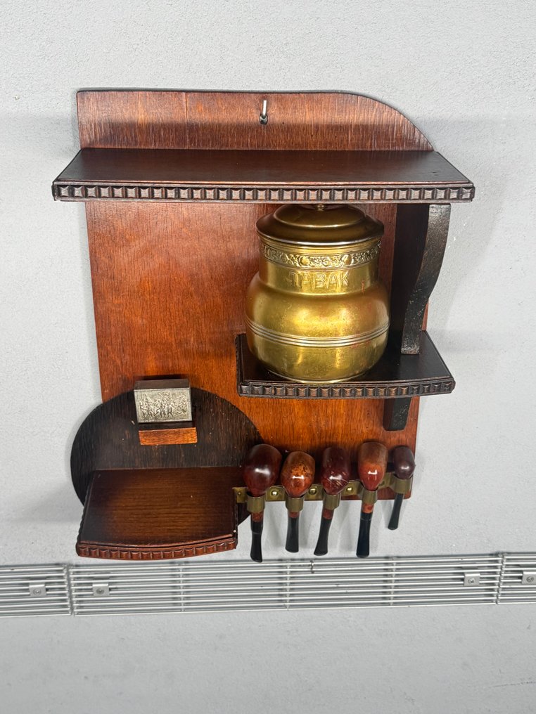 Houten rokerswandkast met koperen tabakspot en vijf pijpene - Kaappi - Puu, Kupari, Messinki - rokerswandkast #3.2