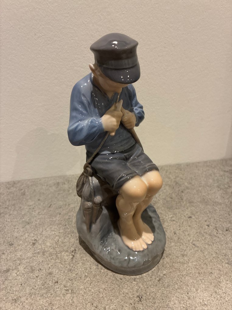 Royal Copenhagen - Figurine - Boy whittling a stick - Porcelain #3.2