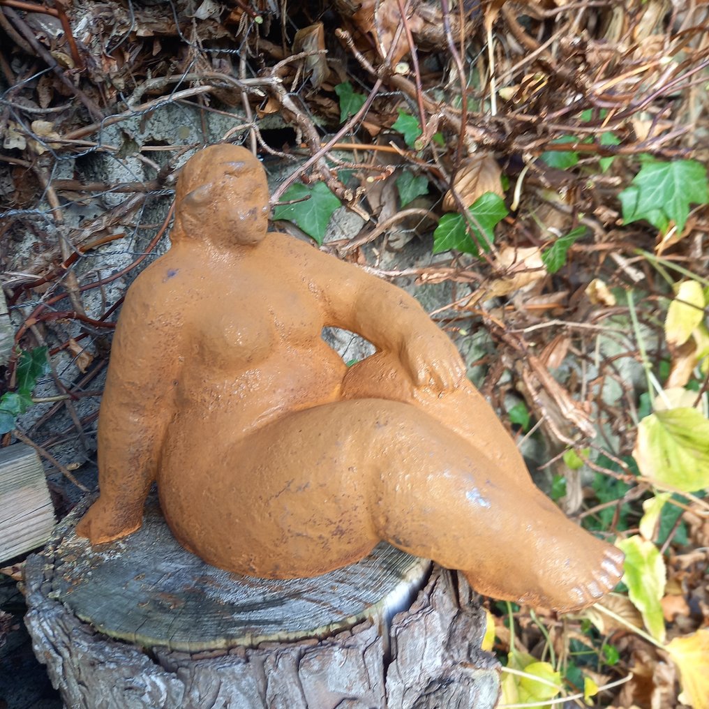 Naar Fernando Botero - Sculpture, "SITTING GLORIOUS LADY" - 20 cm - Cast iron #1.0