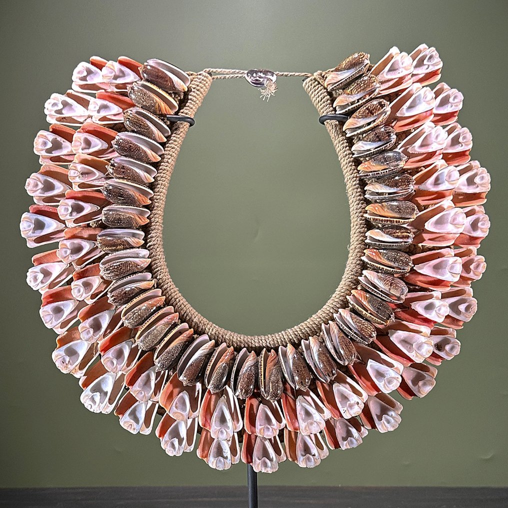装饰饰品 - NO RESERVE PRICE - SN14 - Stunning Shell Necklace on a custom stand - 巴布亚新几内亚 #3.2