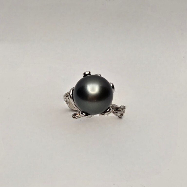 Ring with a ridged and wavy shank, with a flower-shaped setting in 925‰ silver. Tahitian pearl semi-round ø 11.5 mm, adjustable size from 12 to 20.- 6.8 g - (1) #2.1