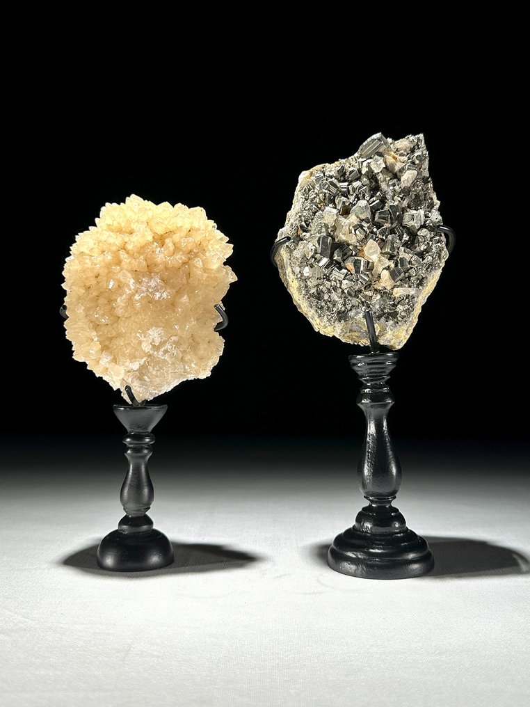 Χωρίς ελάχιστη τιμή - Υπέροχο ζεύγος από συστάδες χαλαζία-κρυστάλλου και πυρίτη σε ειδικά βάθρα. Κρύσταλλος- 1700 g - (2) #1.0