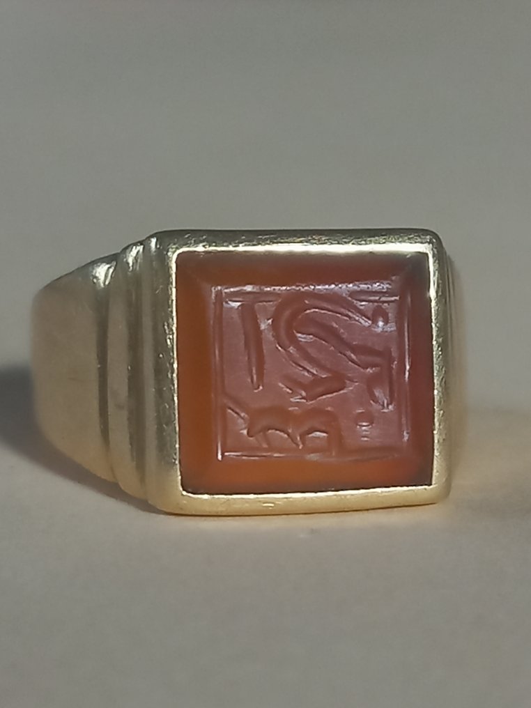 Ring with seal inscribed in Arabic - 18-karat yellow gold - 10.9 g - 18k gold and carnelian - Middle East - 20th century #1.0