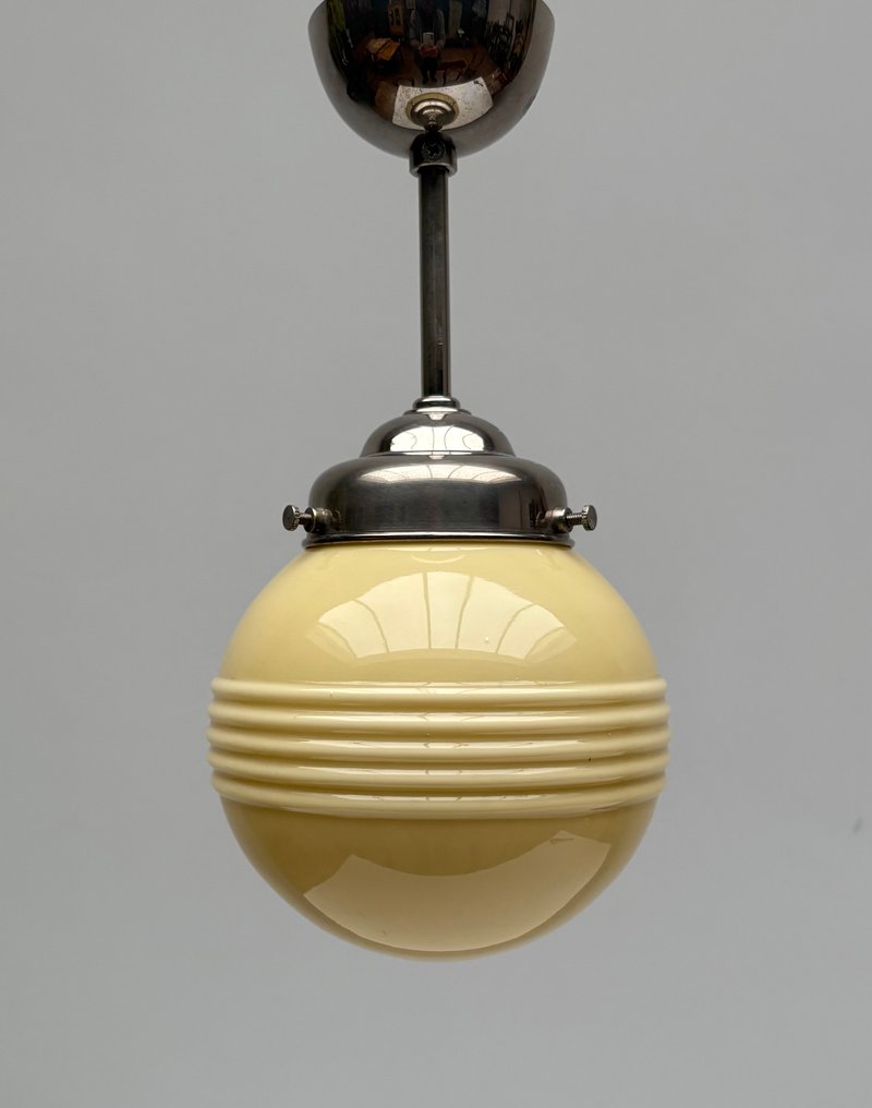 吊灯 - 镀镍黄铜, 乳白色玻璃 - 镀镍铜吊灯 / 吸顶灯，配有黄色乳白玻璃灯罩。 #1.0