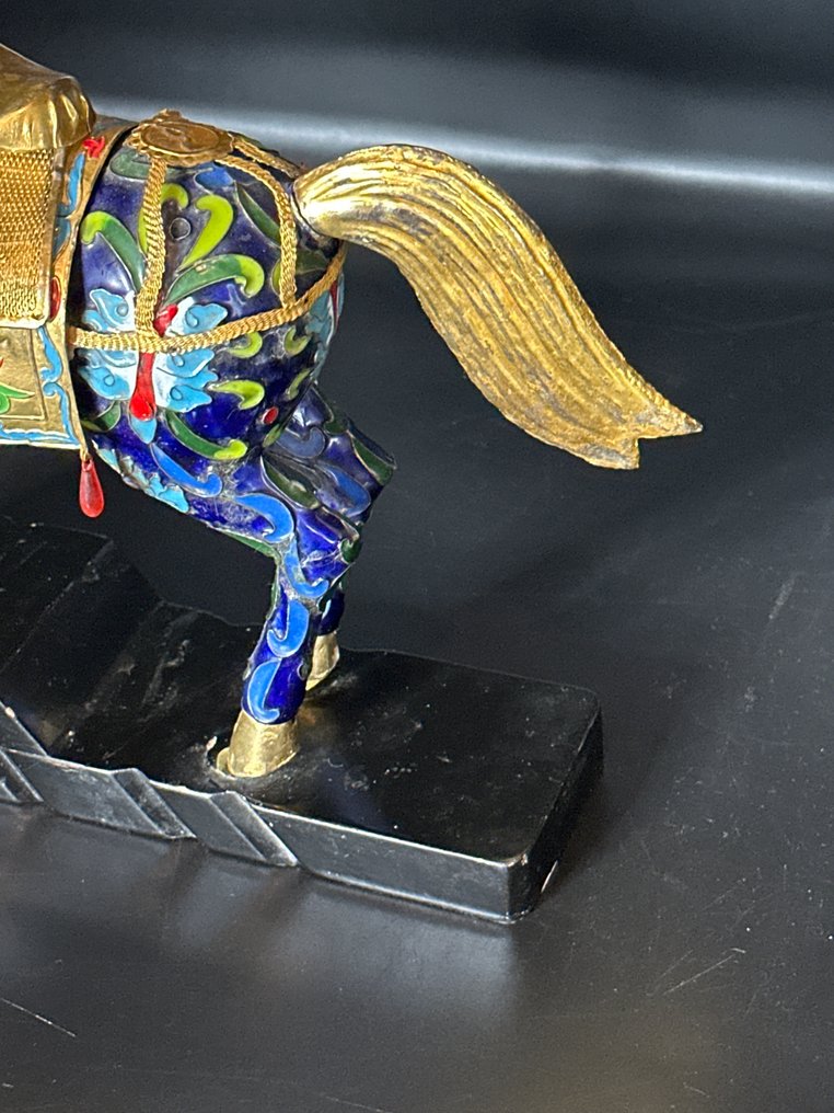 Szobrocska - Cheval unique en métal sur bois multicolore - Fém #1.0