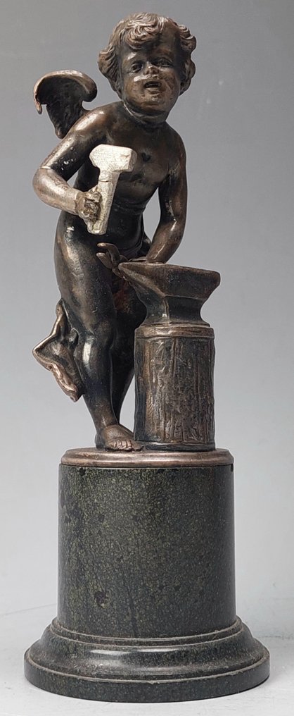 Statuetta, Cupido smeedt zijn pijlen - 15 cm - Bronzo argentato - 1897 #1.0
