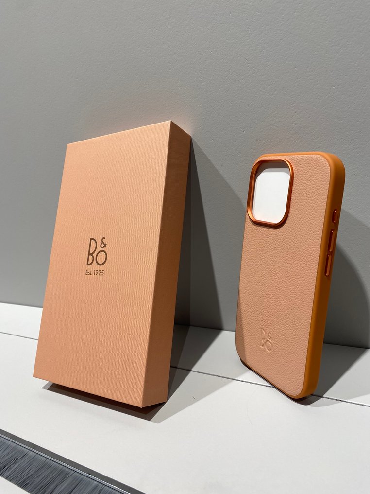 Bang & Olufsen - iPhone 16 Pro Max 皮套，日落杏色展厅样品（未使用） 耳机 #4.3