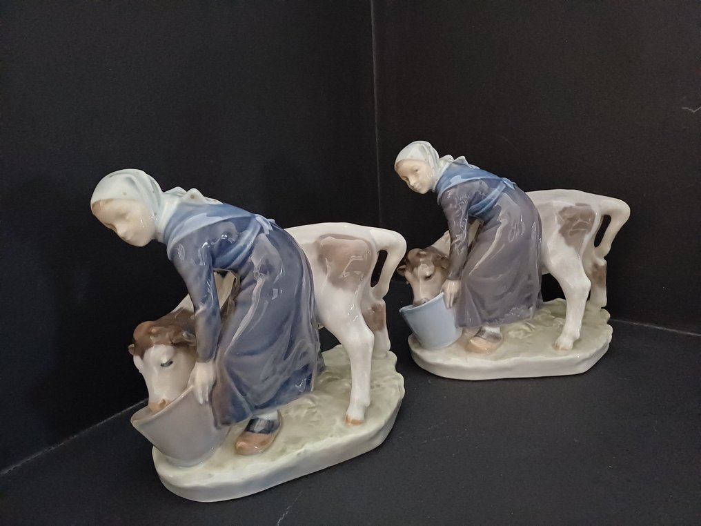 Royal Copenhagen - 雕像 - Girl feeding cow (2) - 瓷 #4.3
