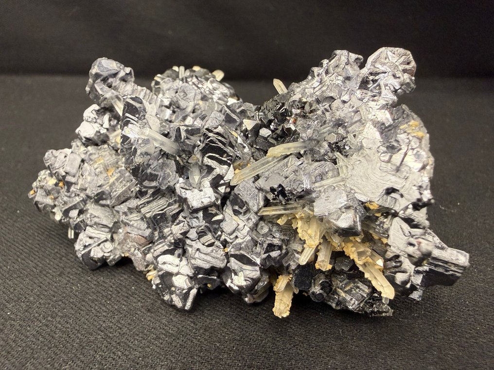 闪锌矿变体。尖晶石法双晶与石英、闪锌矿和方解石共生 标本 - 高度: 9.5 cm - 宽度: 7 cm- 385 g #3.2