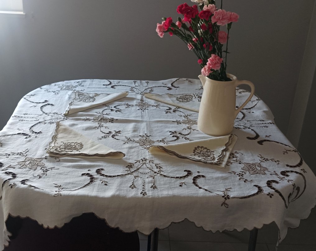 Sem reserva - Belíssima Toalha de chá, com preciosos bordados da Ilha da Madeira - Toalha de mesa (5) - 105 cm - 105 cm #2.1
