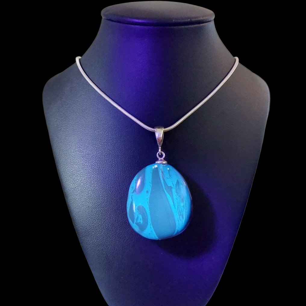 Ambra blu rara di Sumatra. Pezzo da collezione di ottima qualità. Montaggio in argento 925. - Altezza: 5 cm - Larghezza: 3 cm- 11 g #1.0