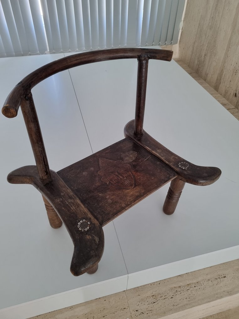 Stoel - Hout - Afrikaanse gebeitelde kruk #1.0