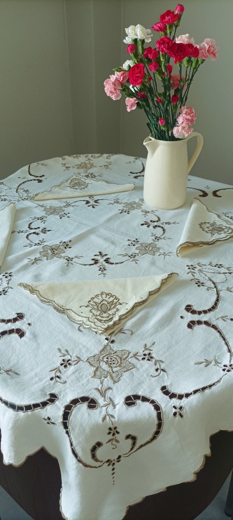 Sem reserva - Belíssima Toalha de chá, com preciosos bordados da Ilha da Madeira - Toalha de mesa (5) - 105 cm - 105 cm #1.0