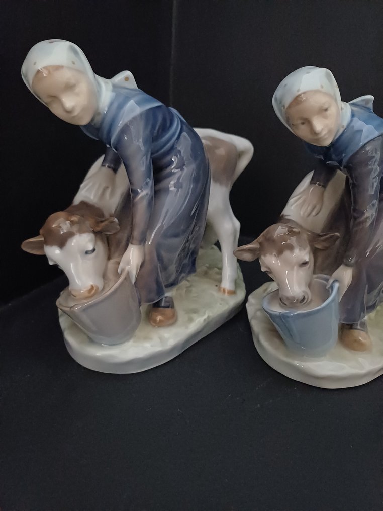 Royal Copenhagen - 雕像 - Girl feeding cow (2) - 瓷 #1.0