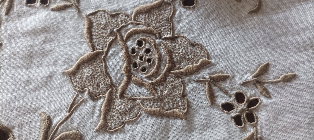 Sem reserva - Belíssima Toalha de chá, com preciosos bordados da Ilha da Madeira - Toalha de mesa (5) - 105 cm - 105 cm #1.0