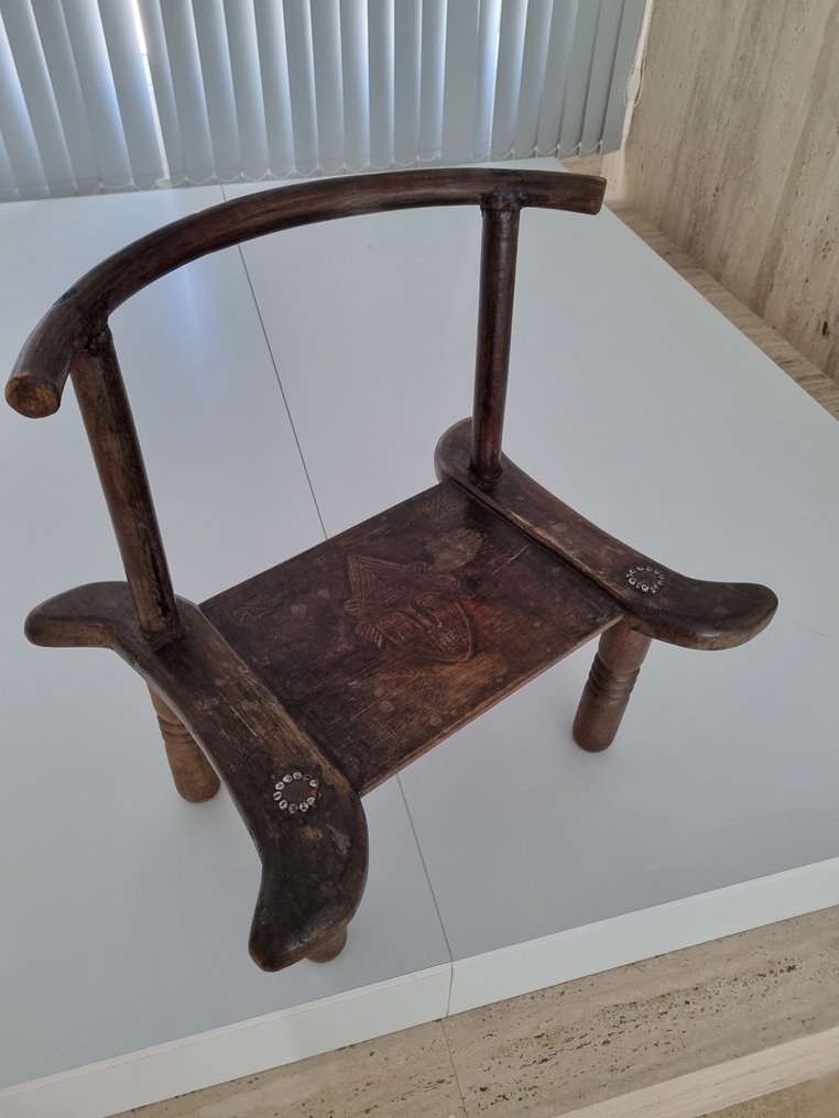 Stoel - Hout - Afrikaanse gebeitelde kruk #2.1