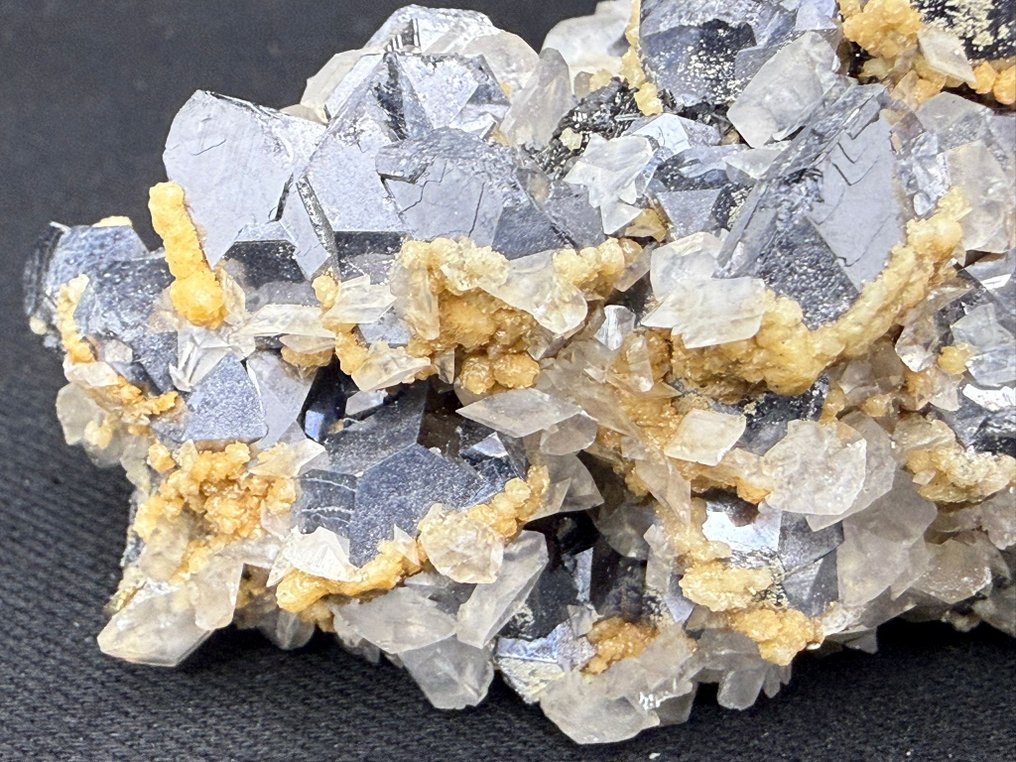 用荧光方解石（紫外线）和黄色方解石，击打形成良好的晶体。 標本 - 高度: 8.5 cm - 闊度: 5.5 cm- 242 g #4.3