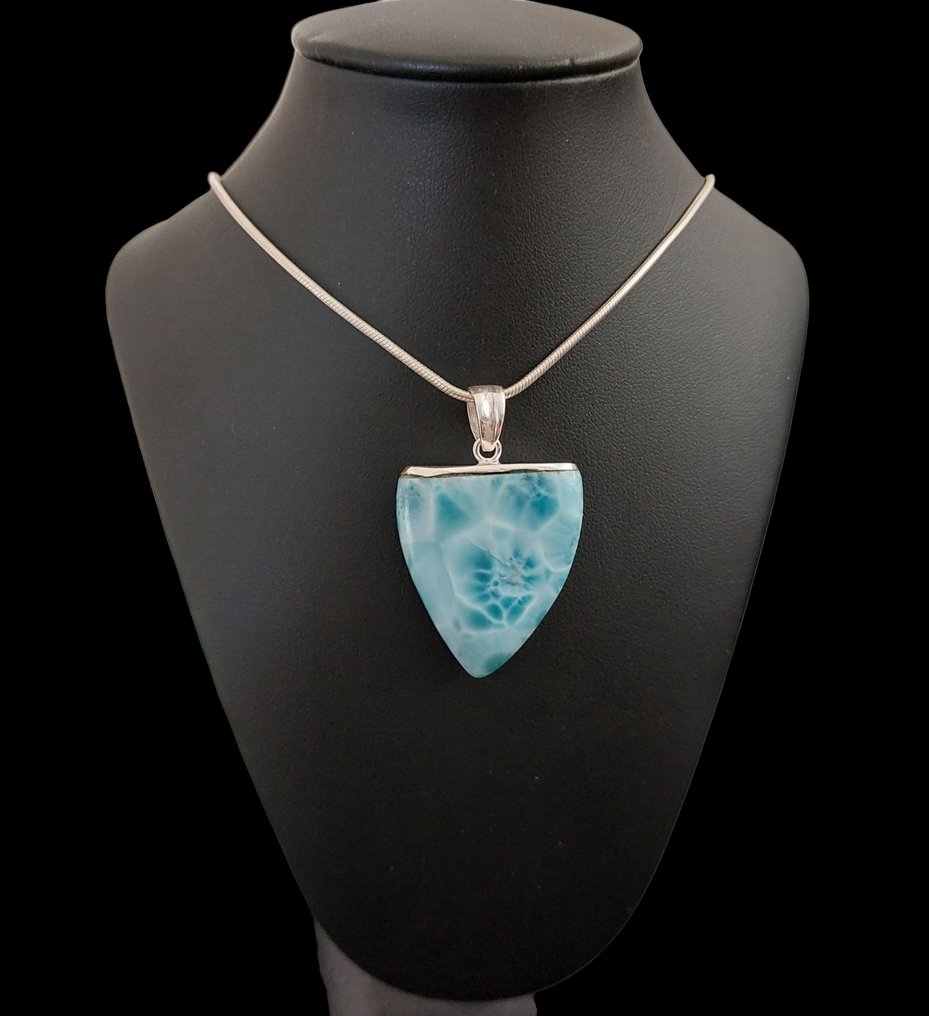 Håndlavet vedhæng i Larimar af topkvalitet. Natursten uden behandling. Montering i 925 sølv. - Højde: 4 cm - Bredde: 2.8 cm- 20 g #1.0