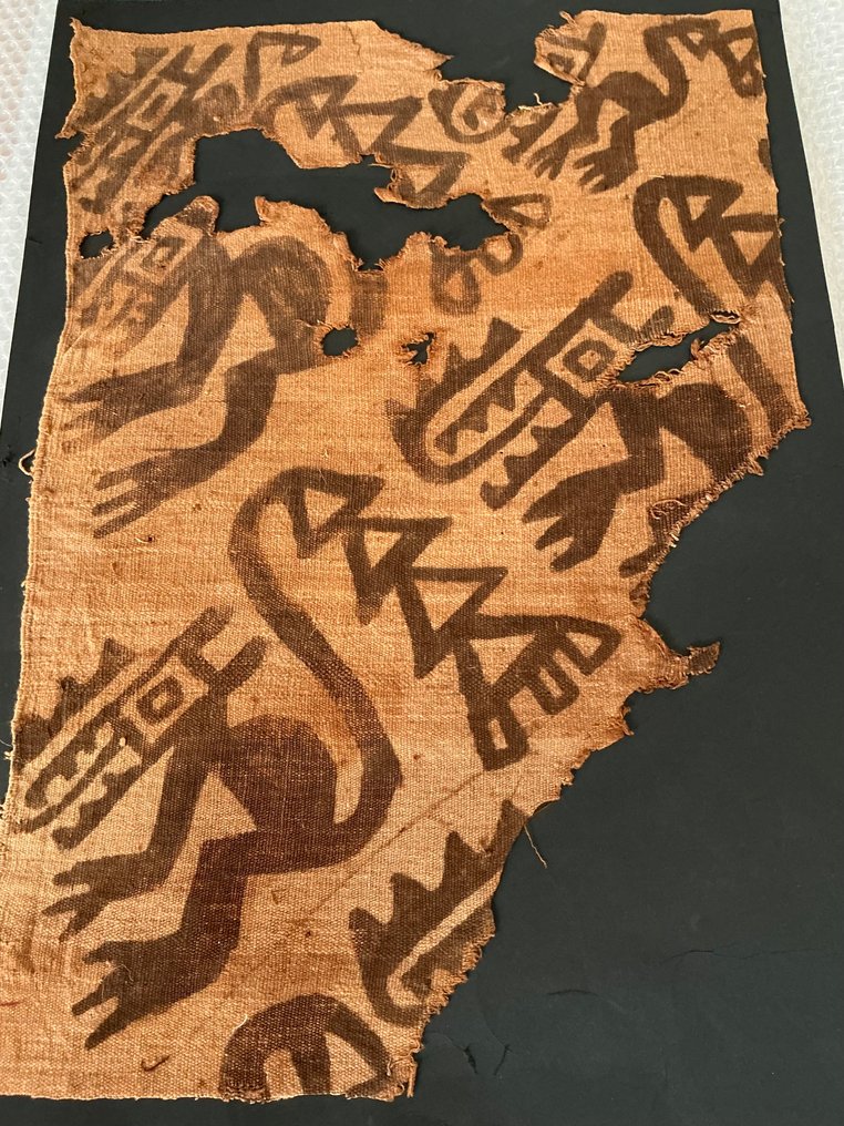 秘鲁大型纳斯卡/瓦里文化绘画纺织品，描绘“月亮动物” 纺织品 - 67 cm #1.0