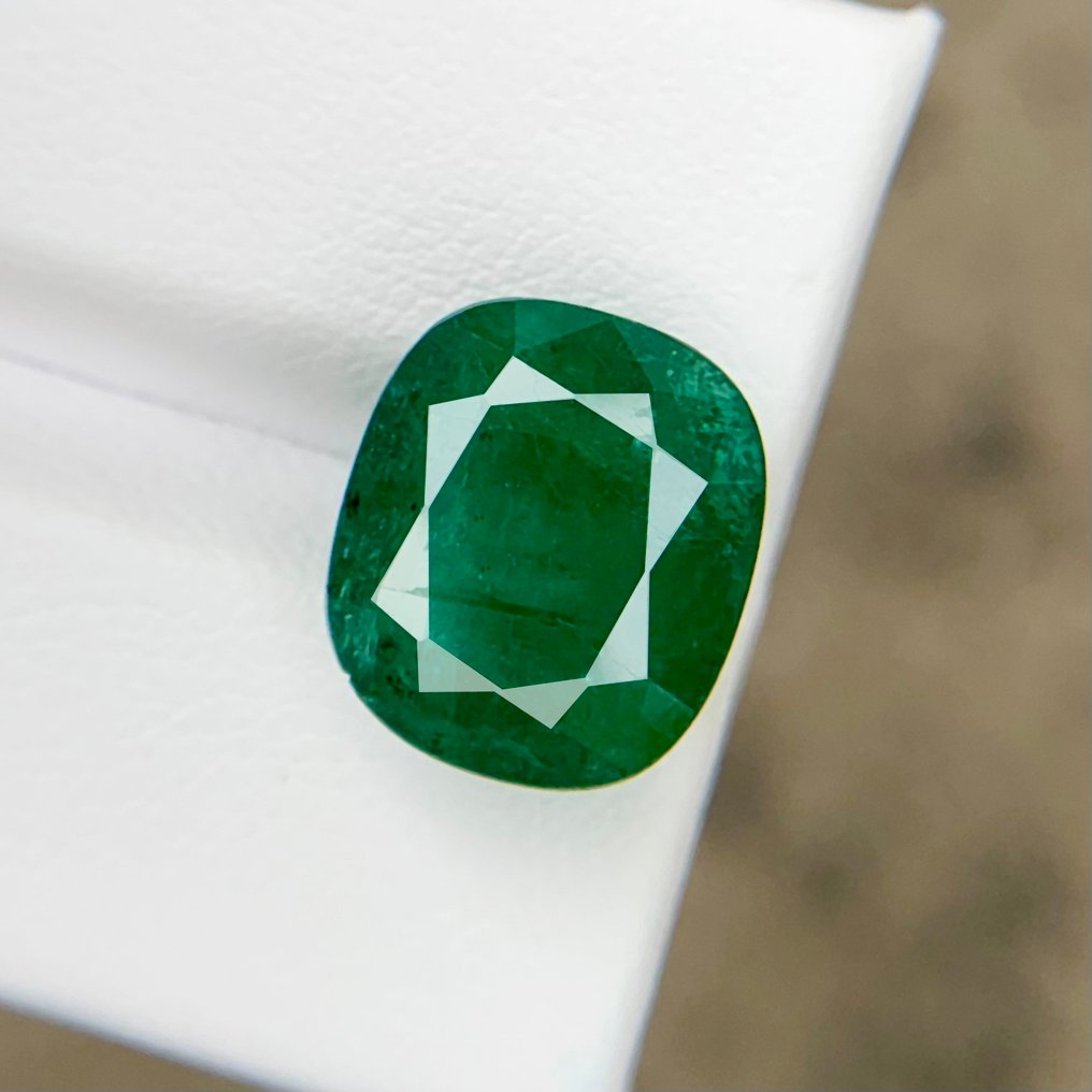 No Reserve Price - 1 pcs  Green Emerald  - 7.28 ct - International Gemological Institute (IGI) - FINE QUALITY VIVID GREEN #4.3