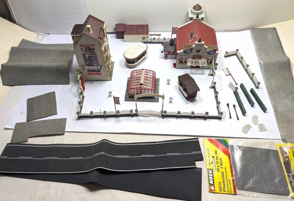 Noch H0 - Modelltog-landskap (27) - Liten ensemble ved byteater #1.0
