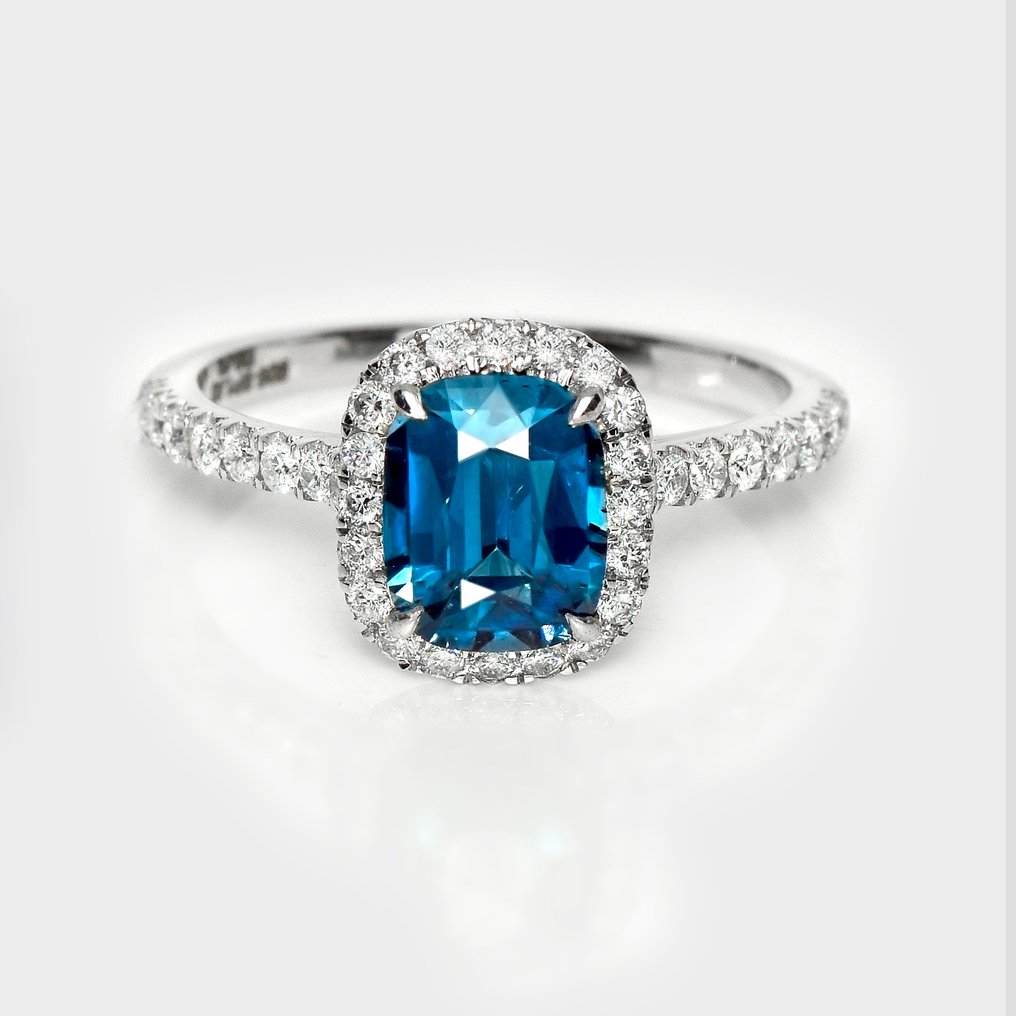 Ingen reservasjonspris - Ring - 14 karat Hvitt gull, HRD 1,58 ct Uoppvarmet Intens Blå - 2.01ct. tw. Spinell - Diamant #1.0