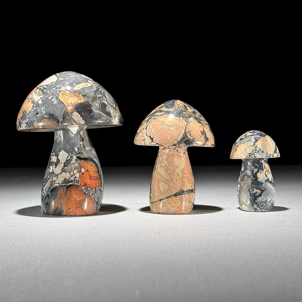 PREȚ FĂRĂ REZERVĂ - Set minunat de 3 Jasper Maligano roșu În formă de ciupercă - Înălțime: 10.2 cm - Lățime: 7.7 cm- 1000 g - (3) #1.0