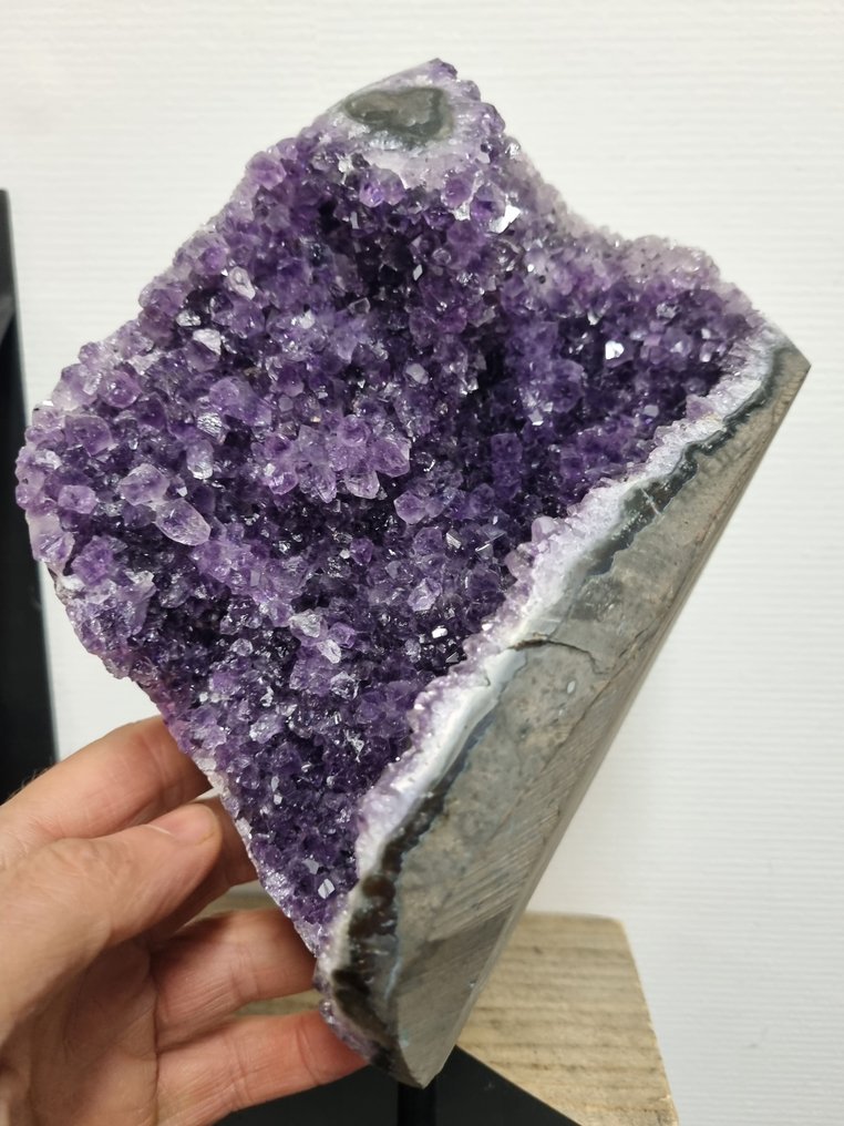 Geoda HQ Amethyst pe suport de oțel de lux. - Înălțime: 260 mm - Lățime: 130 mm- 2.66 g #3.2
