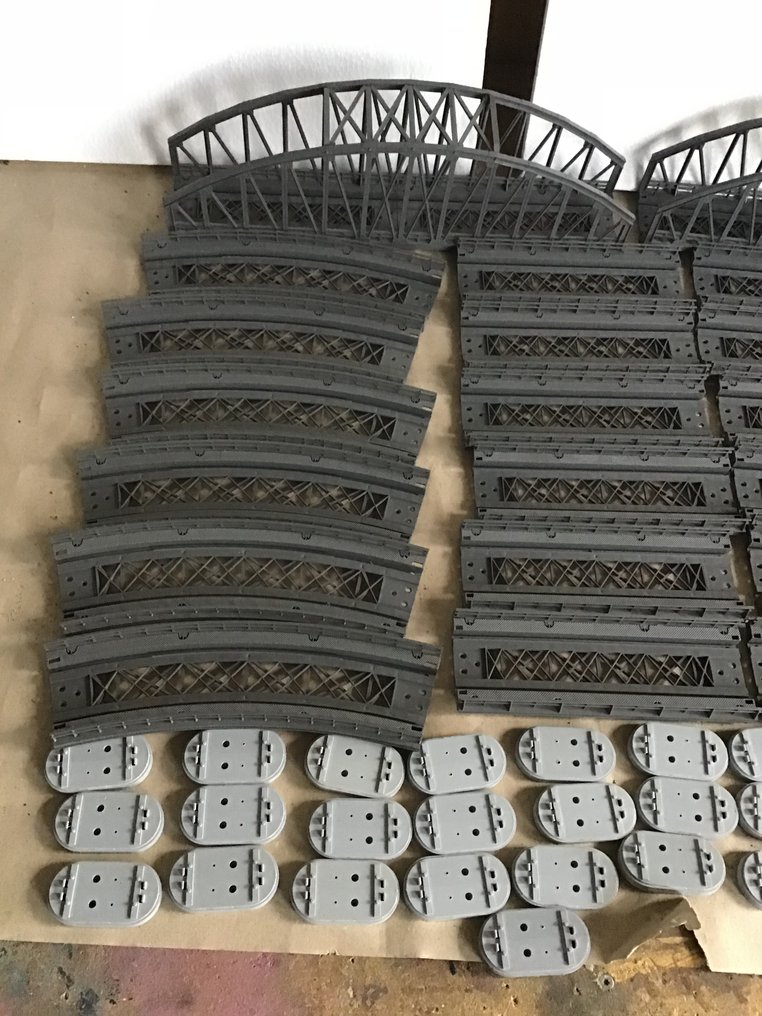 Märklin H0 - 7263 7262 7268 7269 7250 7251 7252 7253 - Bridges (1) - Bridge set for K+M tracks with a pillar. #1.0