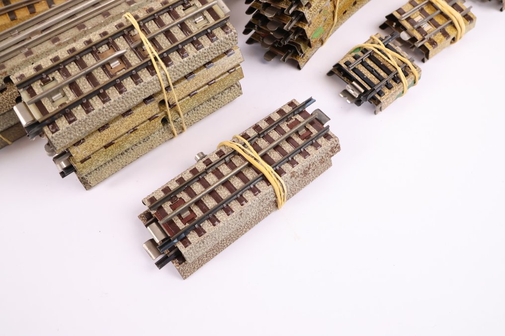 Märklin H0 - Modeltog skinner (150) - Mere end 150-delt pakket M-Rail strakt midtleder. #1.0