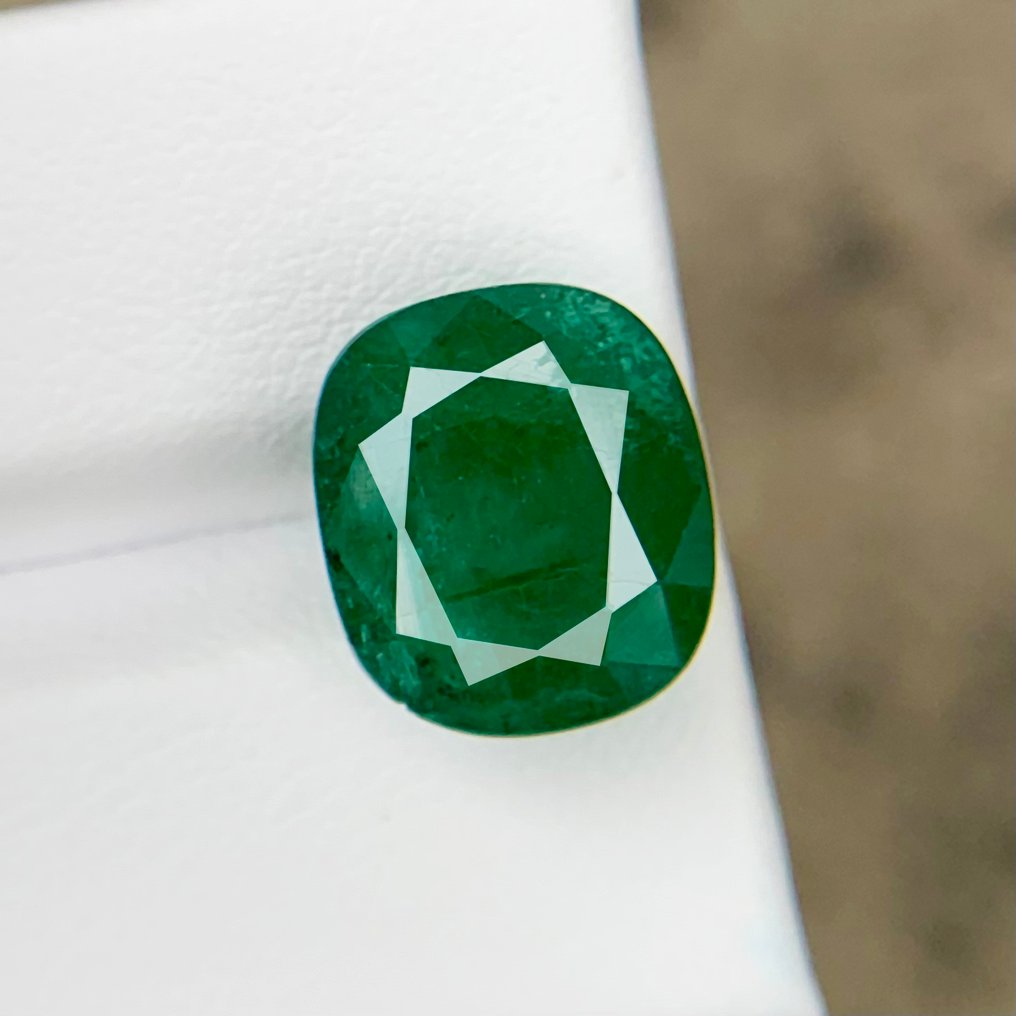 No Reserve Price - 1 pcs  Green Emerald  - 7.28 ct - International Gemological Institute (IGI) - FINE QUALITY VIVID GREEN #3.2
