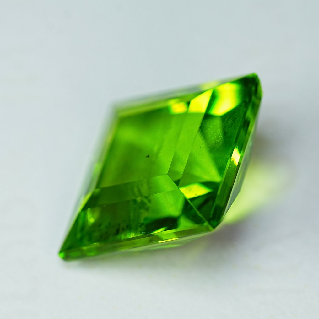 Grønn Peridot - 8.96 ct - Internasjonal forening for fargede edelstener (ICA GemLab) #3.2