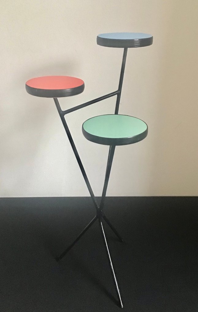 植物台 - - 复古三层植物架,采用红色、浅蓝色和薄荷绿色的Formica材质,黑色漆面处理。 #4.3