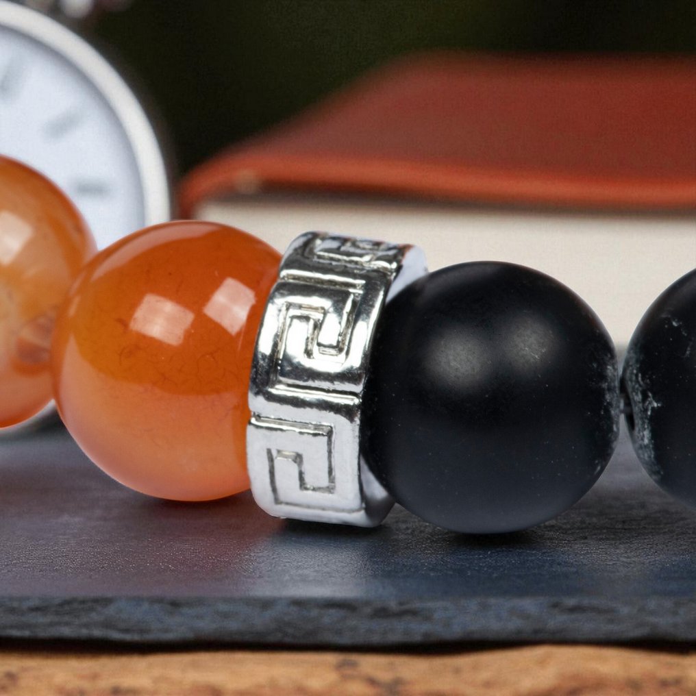 The vitality of fire and the stability of earth. Elastic bracelet with carnelian agate and onyx. - Height: 75 mm - Width: 57 mm- 34 g #1.0