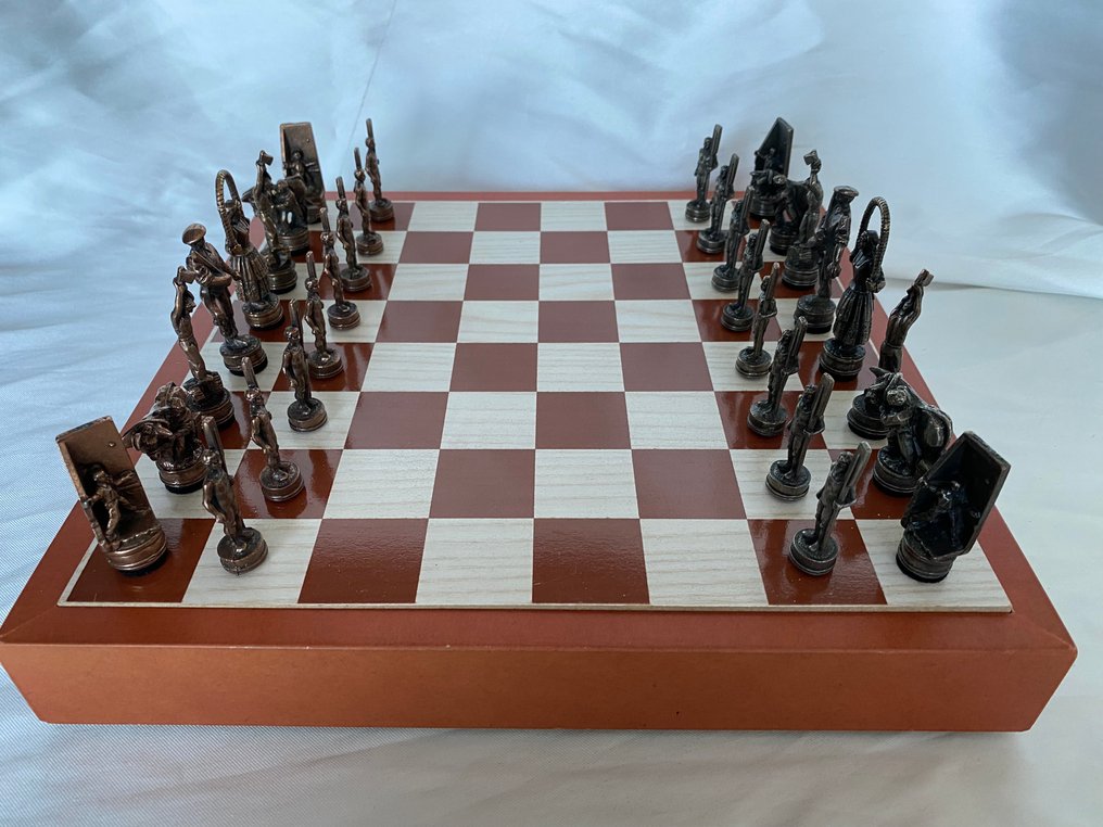 国际象棋套装 - 收藏家级古董,已被列为纳瓦拉地区的文化遗产铜制品。 #3.2