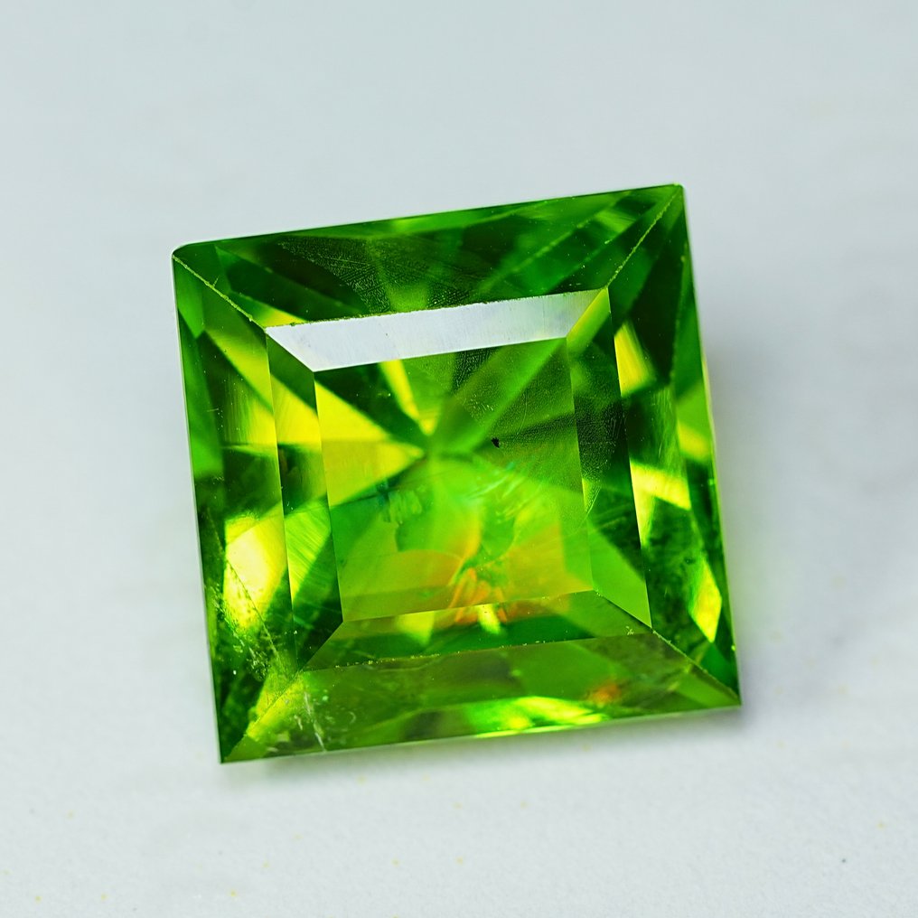 Grønn Peridot - 8.96 ct - Internasjonal forening for fargede edelstener (ICA GemLab) #1.0