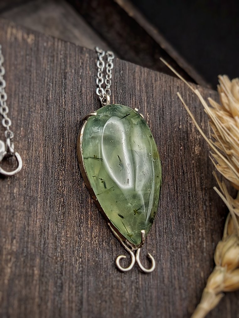 Jewelry 'Deep Roots' handcrafted in 925 silver with top-quality Prehnite - Height: 40 mm - Width: 18 mm- 9.9 g - (1) #2.1