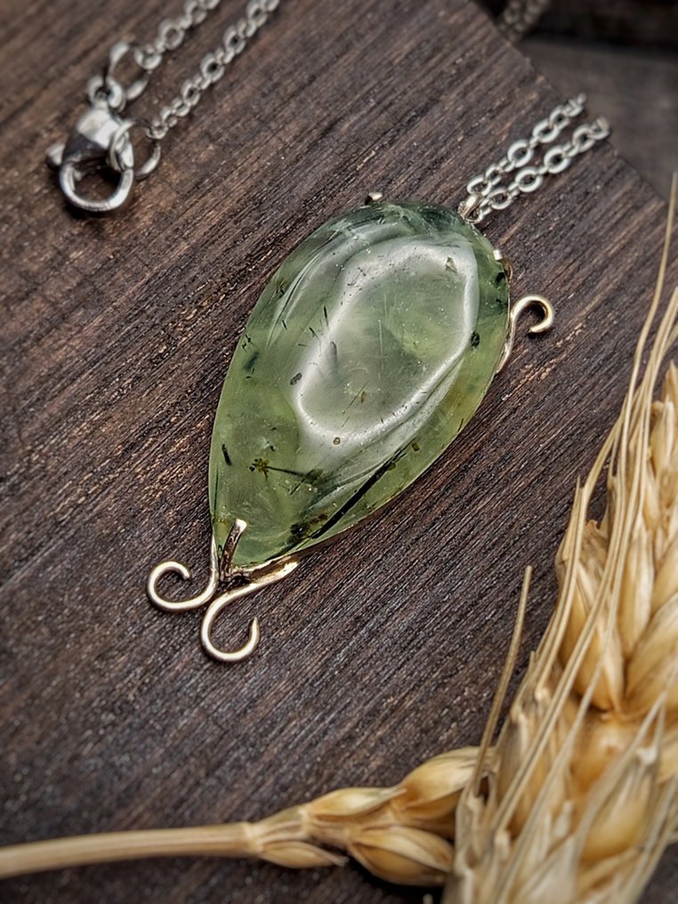 Jewelry 'Deep Roots' handcrafted in 925 silver with top-quality Prehnite - Height: 40 mm - Width: 18 mm- 9.9 g - (1) #1.0