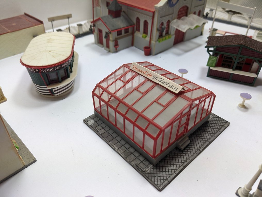 Noch H0 - Modelltog-landskap (27) - Liten ensemble ved byteater #4.3