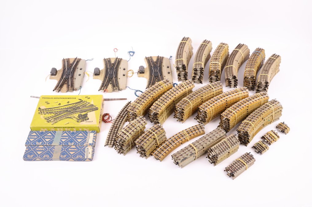 Märklin H0 - Modeltog skinner (150) - Mere end 150-delt pakket M-Rail strakt midtleder. #1.0