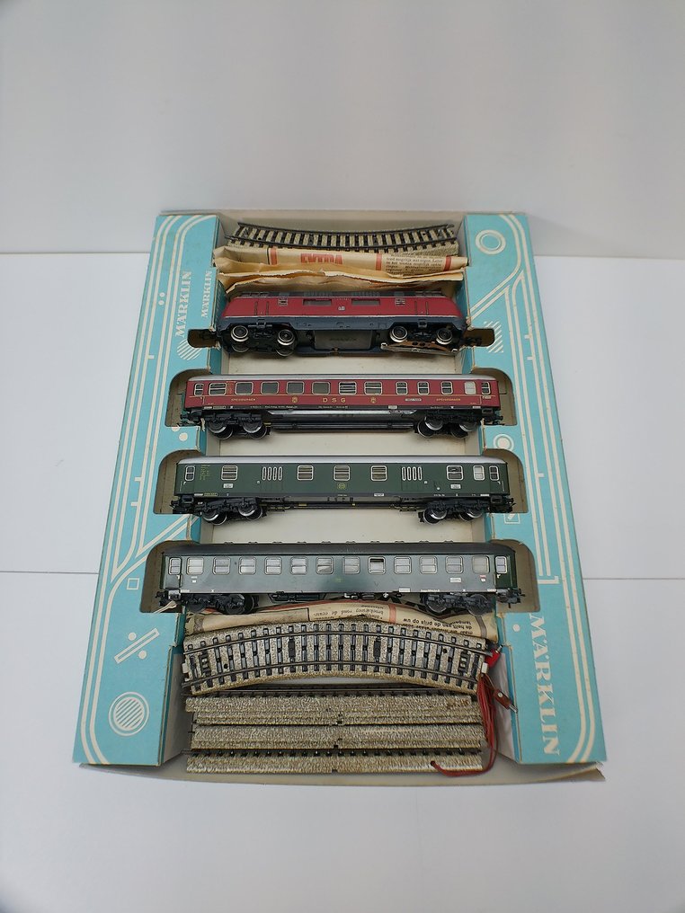 Märklin H0 - 3121 - Set de trenes (1) - Conjunto de trenes con locomotora diésel V200 de la DB. - DB #1.0