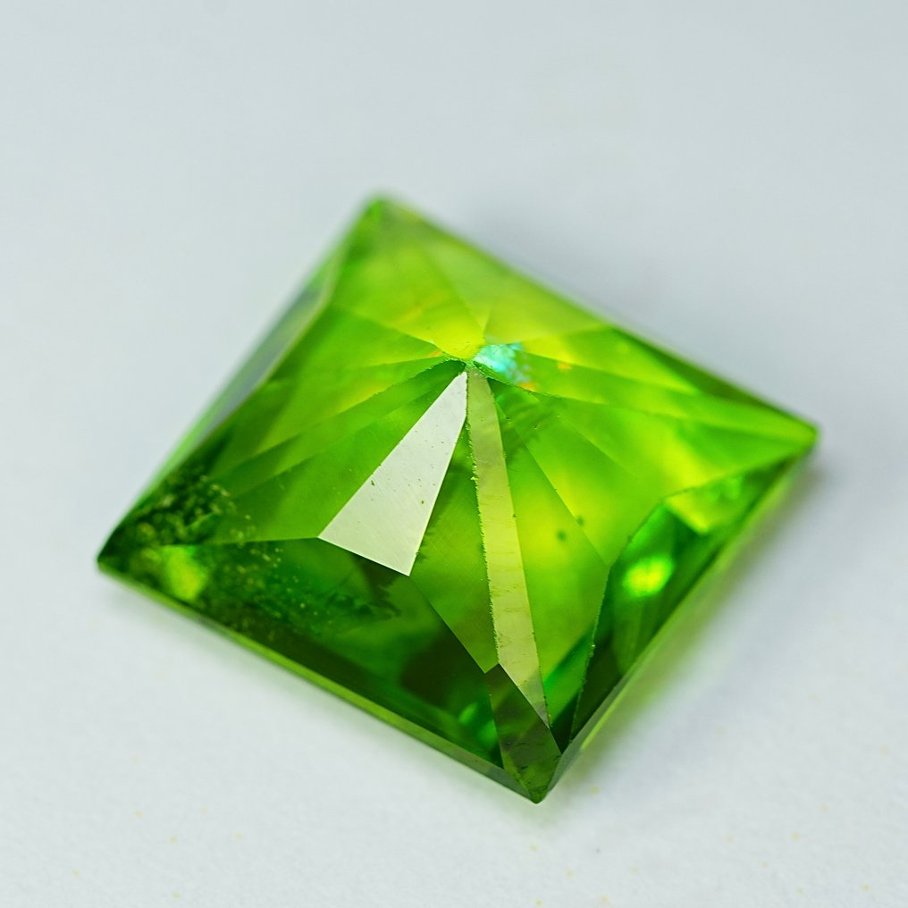Grønn Peridot - 8.96 ct - Internasjonal forening for fargede edelstener (ICA GemLab) #4.3