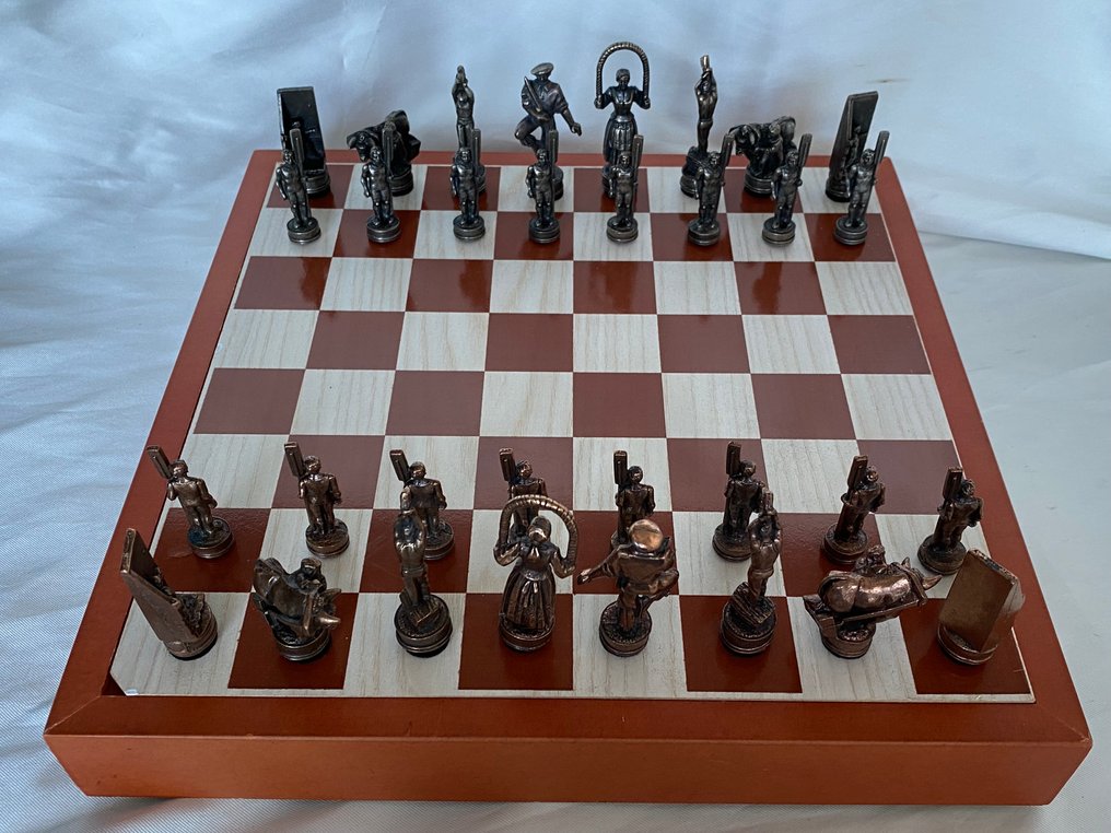 国际象棋套装 - 收藏家级古董,已被列为纳瓦拉地区的文化遗产铜制品。 #1.0