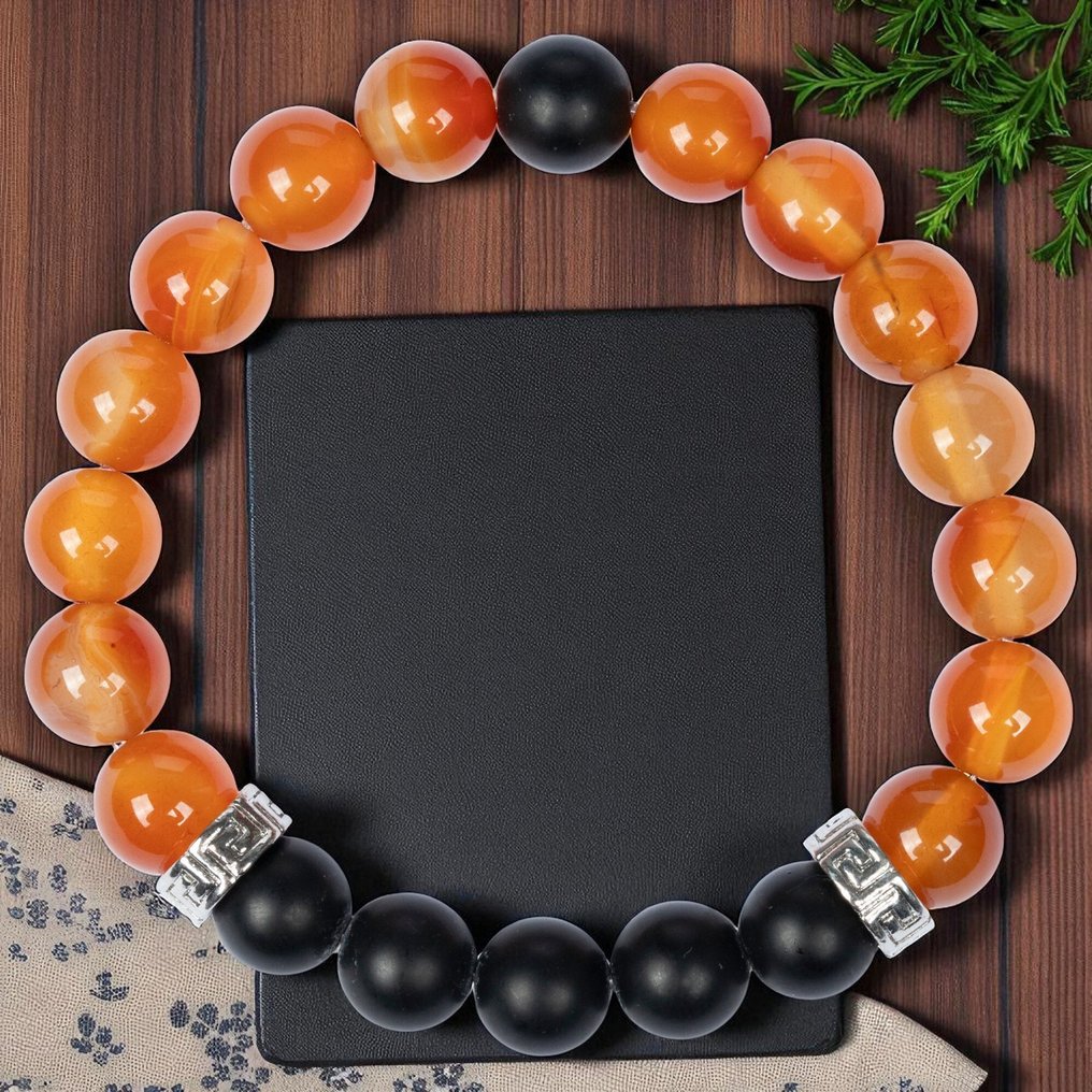 The vitality of fire and the stability of earth. Elastic bracelet with carnelian agate and onyx. - Height: 75 mm - Width: 57 mm- 34 g #3.2