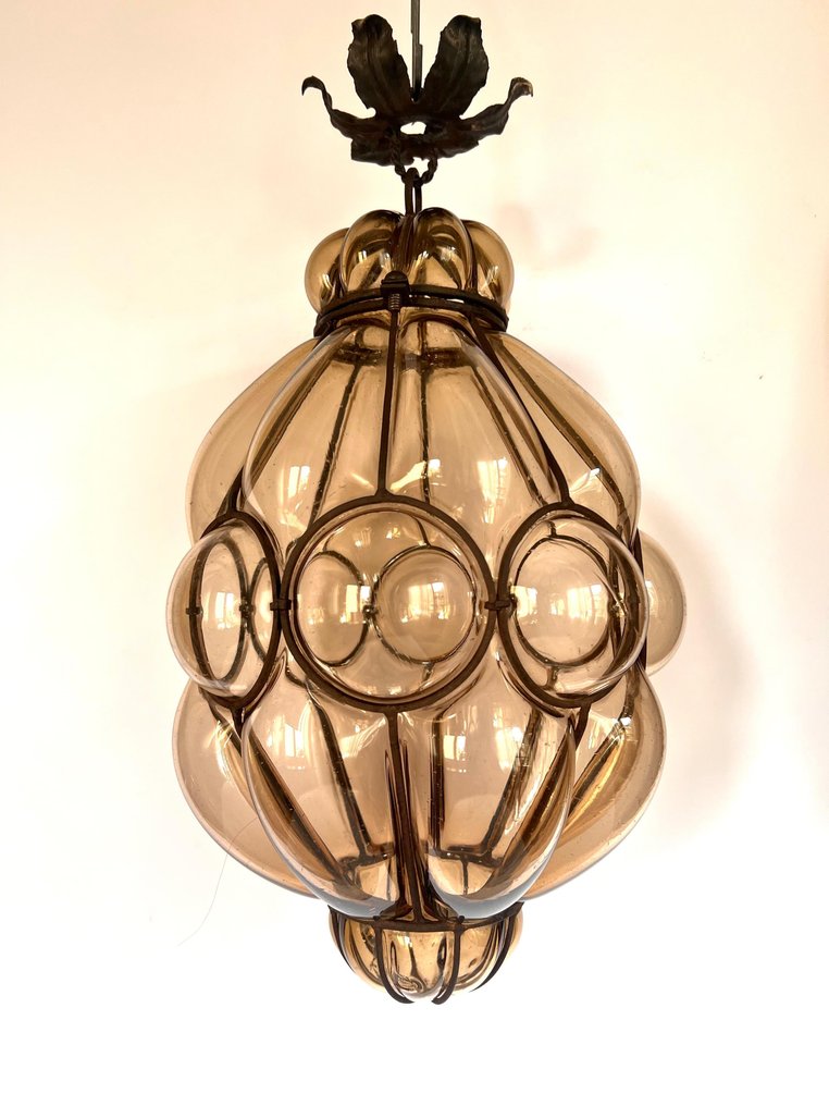 Κρεμαστό φωτιστικό - Σφυρήλατος σίδηρος - Βενετσιάνικη φανάρι από φυσητό γυαλί – δεκαετία του '60 – καπνιστό μπρούτζινο γυαλί με φούσκες – #1.0