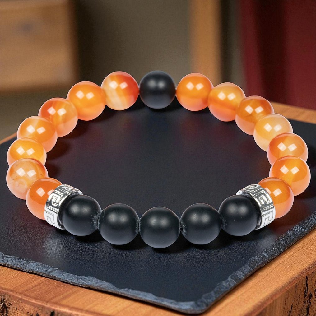 The vitality of fire and the stability of earth. Elastic bracelet with carnelian agate and onyx. - Height: 75 mm - Width: 57 mm- 34 g #2.1