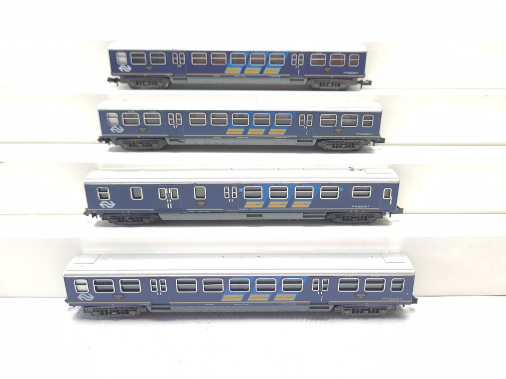 Minitrix N - 13120/13121 - Model train (4) - 4x Plan E carriages with advertising banners 'Nutricia Chocomel'. - NS #1.0